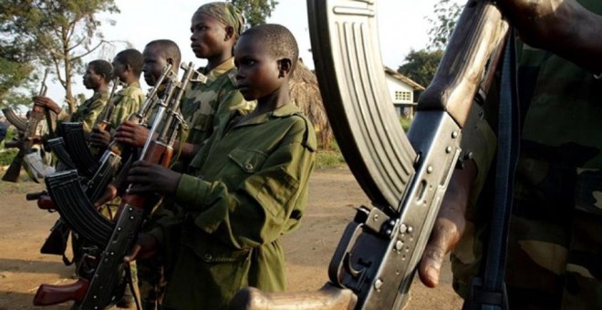 Imagen de archivo de niños soldado. / REUTERS