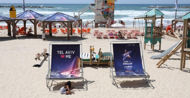 Tumbonas con la imagen de Festival de la Canción de Eurovisión en la playa de Tel Aviv (Israel). EFE/ Abir Sultan
