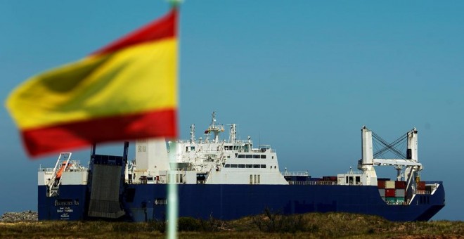 El buque de carga saudí Bahri-Yanbu, a su salida del puerto de Santander. REUTERS / Vincent West