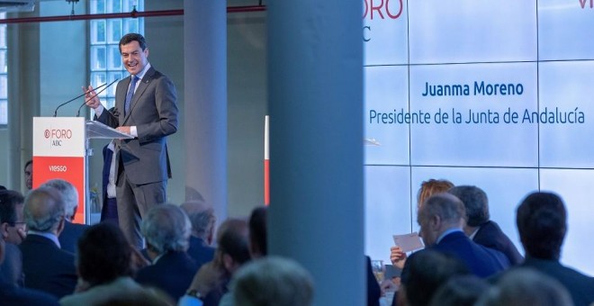 El presidente de la Junta de Andalucía, Juanma Moreno, durante su intervención en un desayuno informativo en el Foro ABC. / EFE - JULIO MUÑOZ