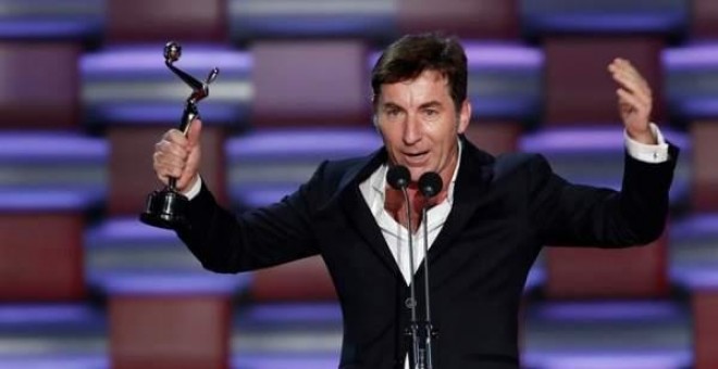 Antonio de la Torre, tras recibir el premio Platino al mejor actor por la película 'El reino'. / EFE