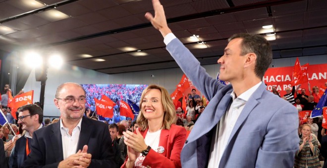 13/05/2019.- El secretario general del PSOE, Pedro Sánchez, a su llegada al mitin que ha ofrecido hoy en Zaragoza junto a los candidatos a la presidencia de Aragón y del Ayuntamiento de la capital, Javier Lambán (i) y Pilar Alegría, respectivamente. EFE/J