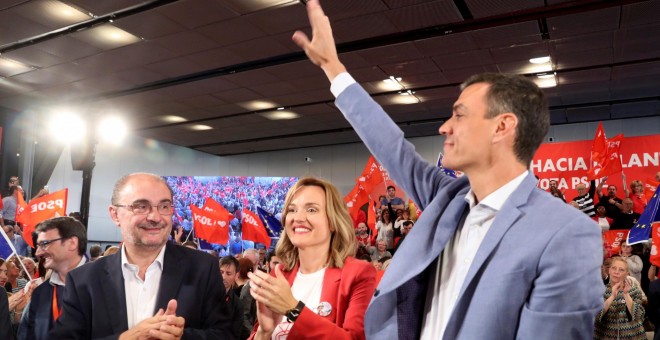 13/05/2019.- El secretario general del PSOE, Pedro Sánchez, a su llegada al mitin que ha ofrecido hoy en Zaragoza junto a los candidatos a la presidencia de Aragón y del Ayuntamiento de la capital, Javier Lambán (i) y Pilar Alegría, respectivamente. EFE/J