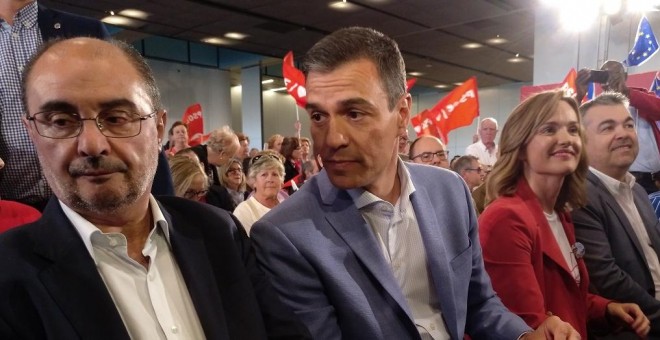 13/05/2019.- El secretario general del PSOE, Pedro Sánchez (d), junto al candidato a la presidencia de Aragón, Javier Lambán, durante el mitin ofrecido hoy en Zaragoza. / Eduardo Bayona