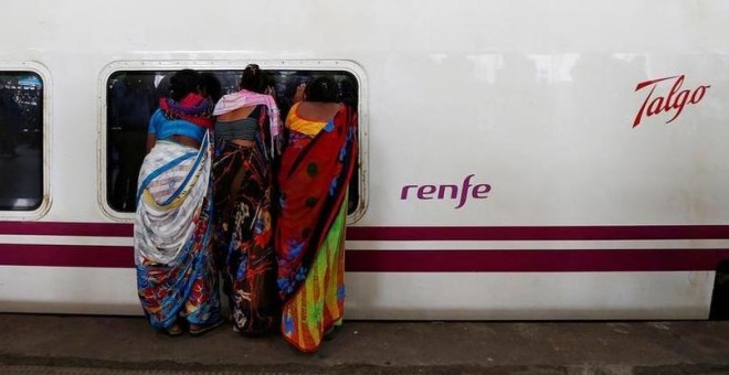 Unas mujeres miran el interior de un tren Talgo en una estación en Mumbai (India). REUTERS/Danish Siddiqui