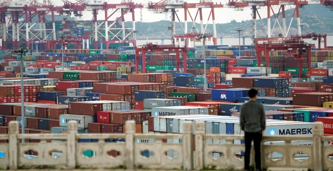 Los contenedores se ven en el puerto de aguas profundas de Yangshan en Shanghai, China. | Reuters