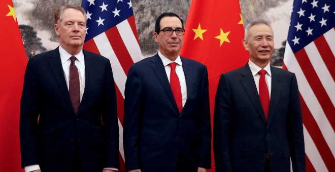 El viceprimer ministro chino Liu He, a la derecha, posa con el secretario del Tesoro de EEUU, Steven Mnuchin, centro, y el representante comercial de EEUU, Robert Lighthizer, a la izquierda, antes de proceder a su reunión en la Casa de Huéspedes de Diaoyu