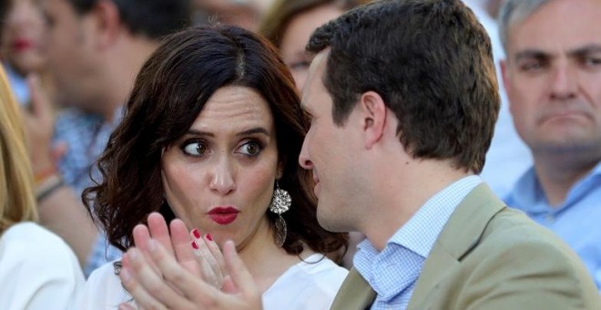 14/05/2019.- El presidente del PP, Pablo Casado, junto a la candidata del partido a la Presidencia de la Comunidad de Madrid, Isabel Díaz Ayuso (c), participan en un acto electoral en el Parque de Abastos de Aranjuez. EFE/ Juanjo Martín