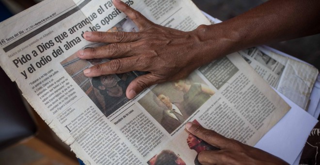 InÃ©s Esparragoza muestra un recorte de prensa sobre el asesinato de su hijo Olando Figuera en 2017.- JAIRO VARGAS