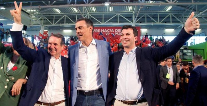El presidente del Gobierno en funciones, Pedro Sánchez, acompañado por el presidente del PSdeG-PSOE, Gonzalo Caballero, y el candidato a la alcaldía de Vigo, Abel Caballero. - EFE