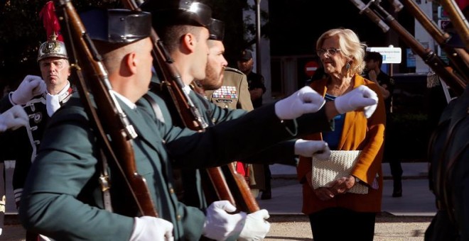 La alcaldesa de Madrid, Manuela Carmena, preside el desfile militar en el acto de izado solemne de la bandera en la plaza de Colón de Madrid, con motivo de la festividad de San Isidro. - EFE