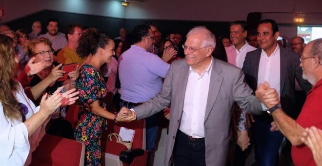 El ministro de Asuntos Exteriores y candidato del PSOE al Parlamento Europeo, Josep Borrell, saluda a los simpatizantes a su llegada a un acto de campaña en Fuerteventura. - EFE