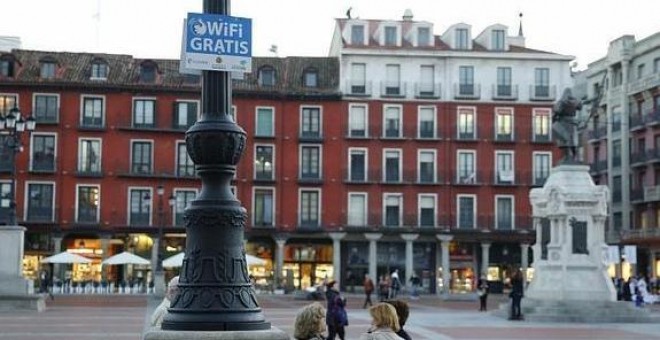 Un cartel de WiFi gratis en la Plaza Mayor de Valladolid.