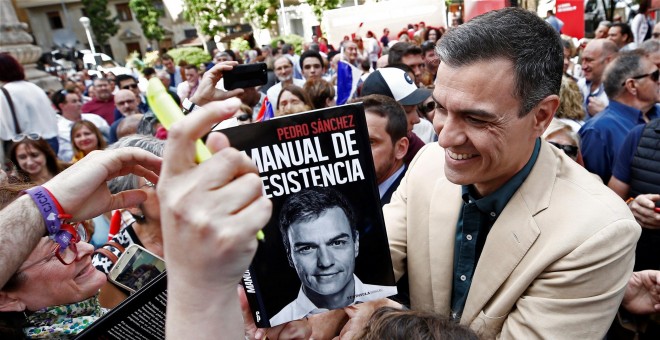 15/05/2019.- El presidente del Gobierno en funciones y secretario general del PSOE, Pedro Sánchez, firma un ejemplar de su libro tras el acto mitin en Pamplona. / EFE - JESÚS DIGES