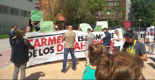 Activistas de Stop Desahucios irrumpen en un acto de Carmena al grito de 'No toleramos un desahucio más'