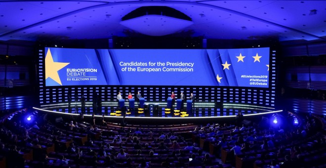 Vista de los principales candidatos a la Presidencia de la Comisión Europea durante su debate en el hemiciclo del Parlamento Europeo y retransmitido por Eurovisión. EFE / OLIVIER HOSLET