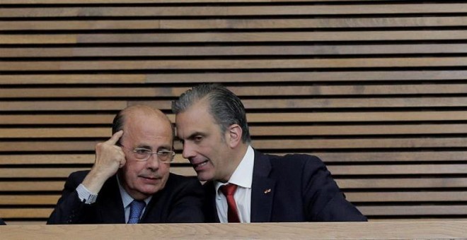 A la derecha de la imagen, el secretario general de Vox y candidato a la Alcaldía de Madrid, Javier Ortega Smith, conversa con un diputado en Les Corts Valencianes. (MANUEL BRUQUE | EFE)