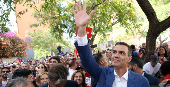 16/05/2019.- El presidente del Gobierno, Pedro Sánchez, saluda a la gente al inició del mitín que dió este jueves en la capital tinerfeña. EFE/ Cristóbal García