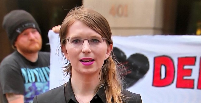 16/05/2019 - La exanalista de inteligencia del Ejército de los EEUU, Chelsea Manning, habla a los reporteros que se encuentran fuera del tribunal federal de los EEUU el 16 de mayo de 2019 | REUTERS