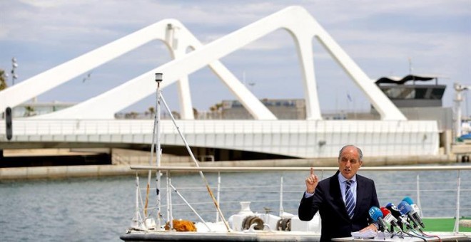 08/05/2019 - Francisco Camps en la dársena del puerto de Valencia durante la rueda de prensa en la que anunció que se querellaría contra la jueza que le procesó por la construcción del circuito de Fórmula 1 | EFE/ Manuel Bruque