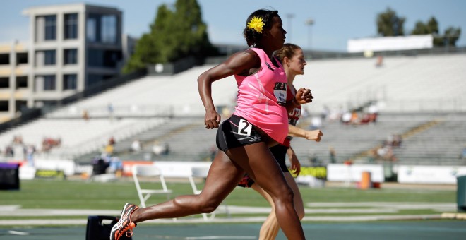 Alysia Montano corre embarazada en la primera ronda de los 800 metros de carrera de mujeres durante el día 2 del Campeonato al aire libre el 26 de junio de 2014 en Sacramento, California. Ezra Shaw / AFP