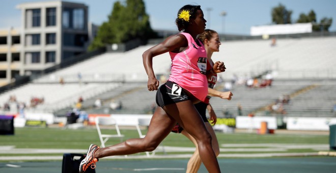 Alysia Montano corre embarazada en la primera ronda de los 800 metros de carrera de mujeres durante el día 2 del Campeonato al aire libre el 26 de junio de 2014 en Sacramento, California. Ezra Shaw / AFP