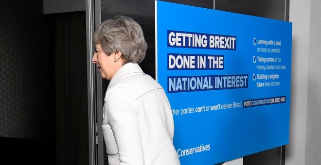 La primera ministra Theresa May abandona un acto de campaña para las elecciones europeas. REUTERS/Toby Melville