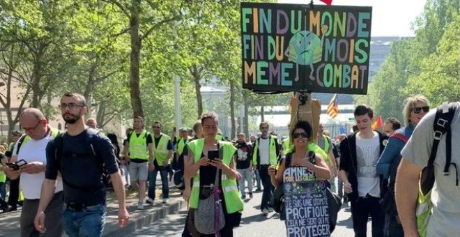 Camelia con una pancarta en la que pone “Fin du monde, fin du mois, même combat” (Final del mundo, final de mes, mismo combate”). En una de las manifestaciones de los chalecos amarillos / Max