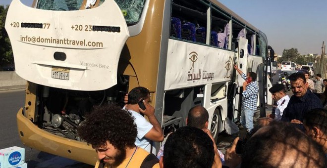 Autobús que ha sufrido el ataque en El Cairo, Egipto. EFE/EPA/MOHAMED HOSSAM