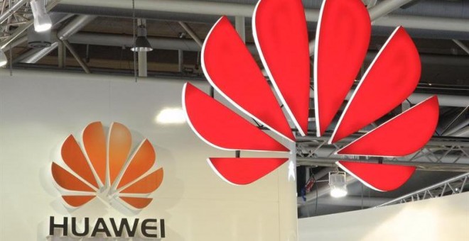 06/03/2012 - Vista general de los logotipos en la empresa china de TI y proveedor de servicios Huawei, en la feria comercial CeBit en Hannover, el 06 de marzo de 2012 | EFE/ Mauritz Antin