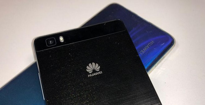 Dos teléfonos Huawei funcionando. PÚBLICO