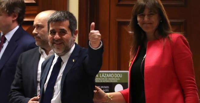 Jordi Sanchez. acompañado de su compañera de formación Laura Borras, a la salida del registro. - EFE