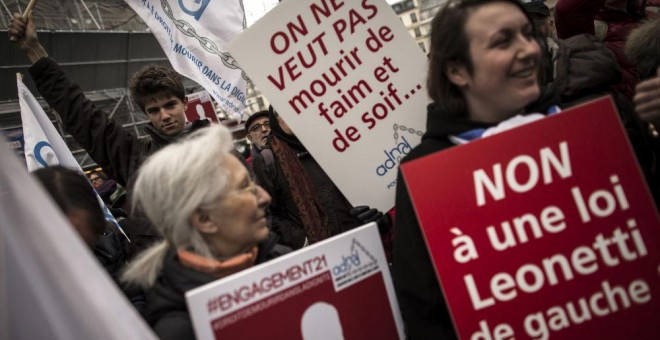 Miembros de la Asociación por el Derecho a Morir con Dignidad se manifiestan en París. EFE