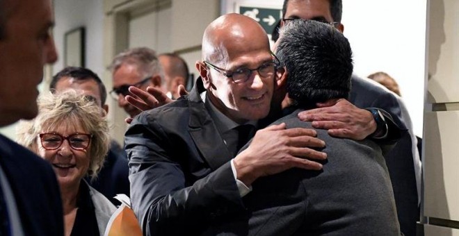 Raül Romeva se abraza con sus compañeros durante su paso por el Senado. - EFE