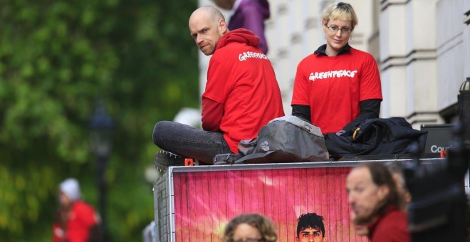 20/05/2019.- Activistas de Greenpeace bloquean la sede de BP en Londres para exigir el fin de las exploraciones petrolíferas. TWITTER/@GreenpeaceUK