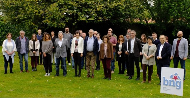 La líder del Bloque, Ana Pontón, flanqueada por Fernández Lores y Evencio Ferrero, junto a otros alcaldes nacionalistas. / BNG