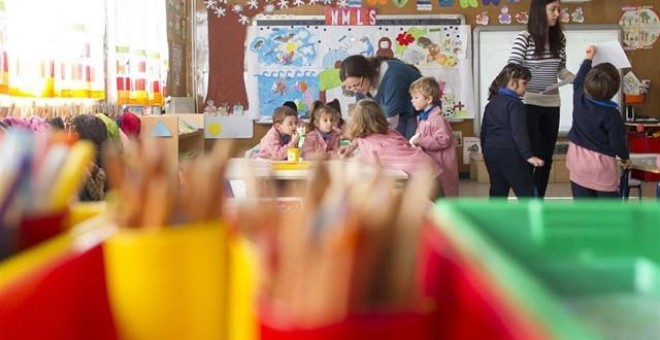 Una empleada de Educación Infantil. EUROPA PRESS/Archivo