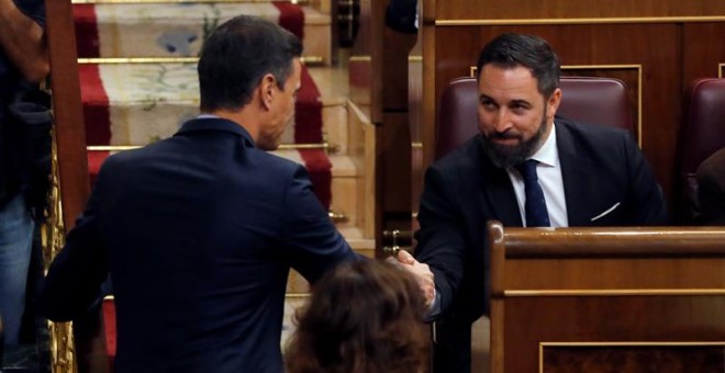 El presidente del Gobierno en funciones, Pedro Sánchez, saluda al líder de Vox, Santiago Abascal. - EFE