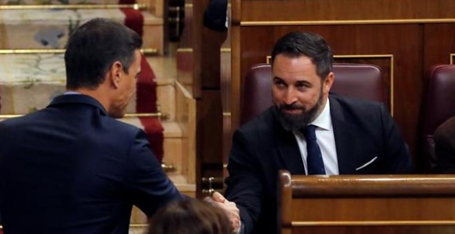 El presidente del Gobierno en funciones, Pedro Sánchez, saluda al líder de Vox, Santiago Abascal. - EFE