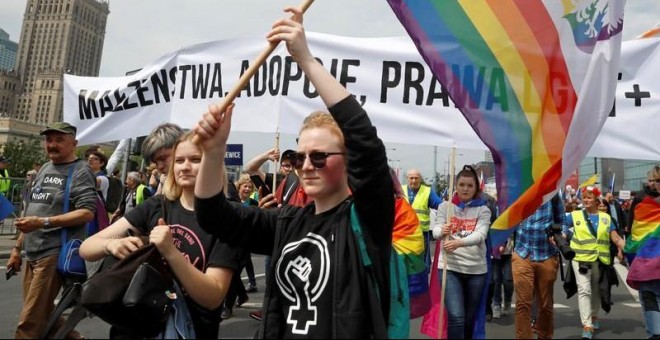 18/05/2019.- Miembros del colectivo movimiento LGBT participan en una marcha 'Polonia en Europa' organizada por los partidos de la Coalición Europea, antes de las elecciones al parlamento de la UE, en Varsovia, Polonia. REUTERS/Kacper Pempel