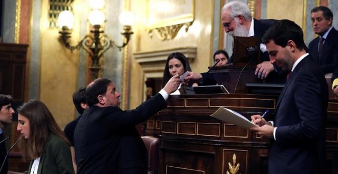A la izquierda, Oriol Junqueras vota en la sesión constitutiva de las nuevas Cortes Generales. (J.J. GUILLÉN)