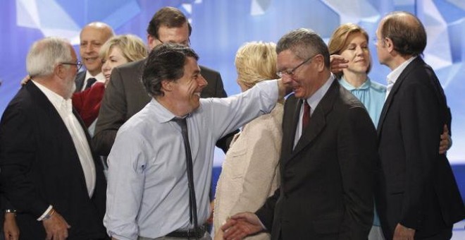 Ignacio González y Alberto Ruiz-Gallardón, durante el mitin de cierre de la campaña del PP para las elecciones europeas en 2014. EFE