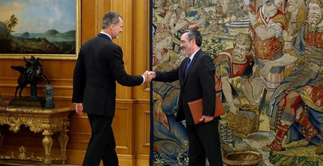 El rey Felipe recibe al presidente del Senado, Manuel Cruz. - EFE