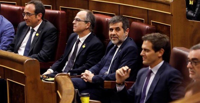 Los diputados de JxCAT, Jordi Sánchez, Jordi Turull y Josep Rull, junto al líder de Ciudadanos, Albert Rivera. - EFE