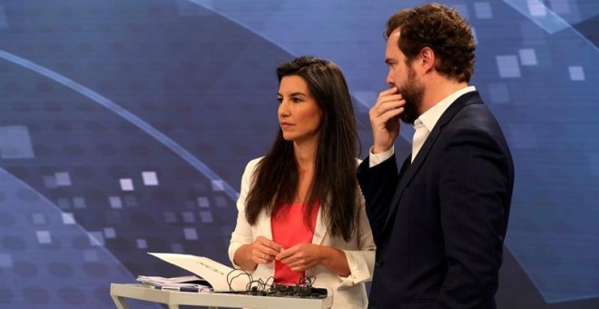 La candidata de Vox a la Presidencia de la Comunidad de Madrid, Rocío Monasterio, conversa con el diputado de la formación Iván Espinosa. - EFE