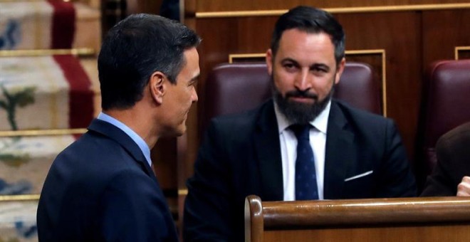 El presidente del Gobierno en funciones, Pedro Sánchez, y el líder de Vox, Santiago Abascal, antes del inicio de la sesión constitutiva de la XIII Legislatura. EFE/Ballesteros