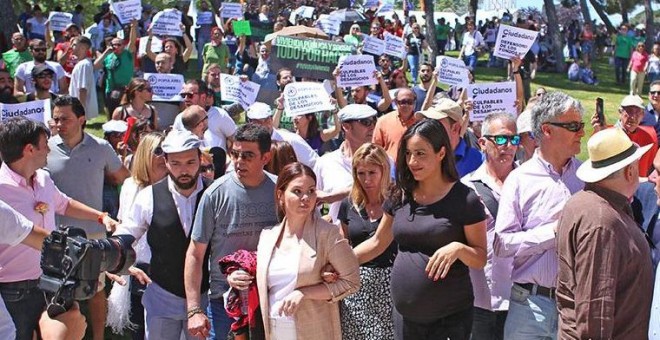 Activistas por el derecho a la vivienda de Madrid, durante el escrache en la feria de San Isidro a los candidatos de Ciudadanos por rechazar la ILP de vivienda de la PAH.- PAH MADRID