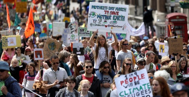 12/05/2019 - Activistas de 'Extinction Rebellion' participan en una marcha contra el cambio climático en el Día Internacional de la Madre en Londres, Gran Bretaña, 12 de mayo de 2019 | REUTERS/ Simon Dawson