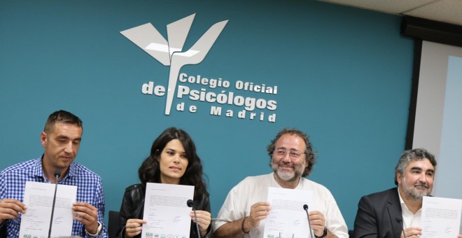 23/05/2019 - Emilio Delgado (Más Madrid), Isabel Serra (Unidas Podemos), Enrique Villalobos (presidente de la FRAVM) y José Manuel Rodríguez Uribes (PSOE) firman un acuerdo para controlar la actividad de las casas de apuestas en Madrid. / FRAVM