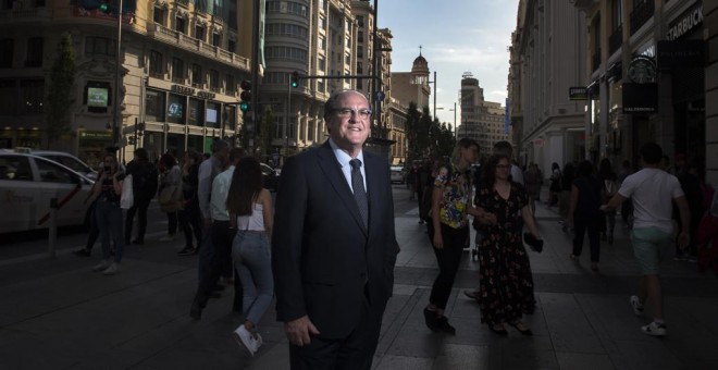 El candidato socialista a presidir la Comunidad de Madrid, Ángel Gabilondo, en la Gran Vía madrileña ras su entrevista con 'Público'. FERNANDO SÁNCHEZ